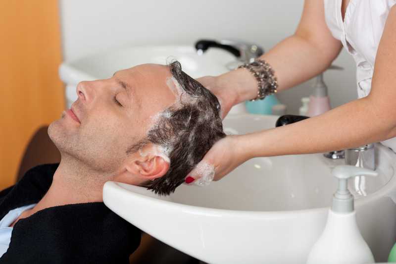 Mann werden Haare gewaschen